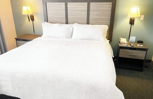 West Kissimmee Hotel | Orlando's Best: 3 Magical Rooms w/ Free Breakfast, Pools & Theme Park Access