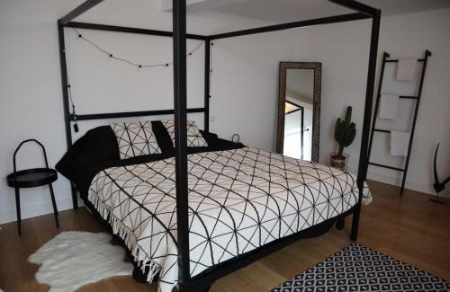 Madeleine-Sermandiere-Chattiere Apartamento | Orleans Triplex with Sauna Parking