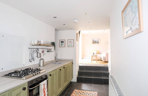 Menai Bridge Casa | OSBORNE HOUSE, pet friendly, with open fire in Menai Bridge