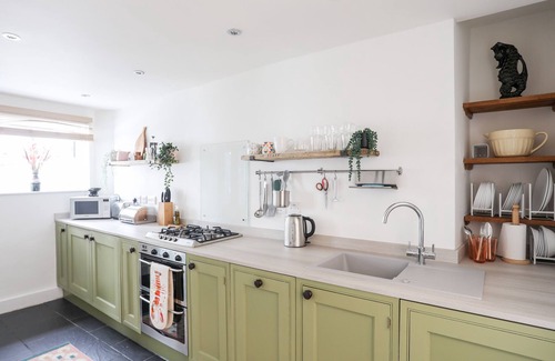 Menai Bridge Casa | OSBORNE HOUSE, pet friendly, with open fire in Menai Bridge