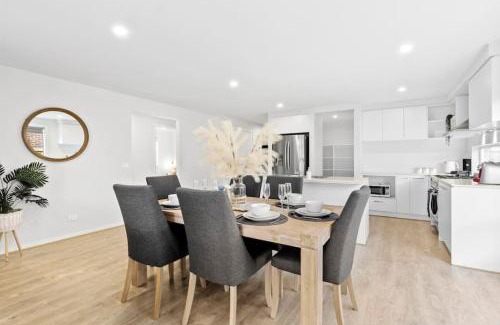 Armstrong Creek Casa | OSCAR A Tranquil Armstrong Creek Home NETFLIX
