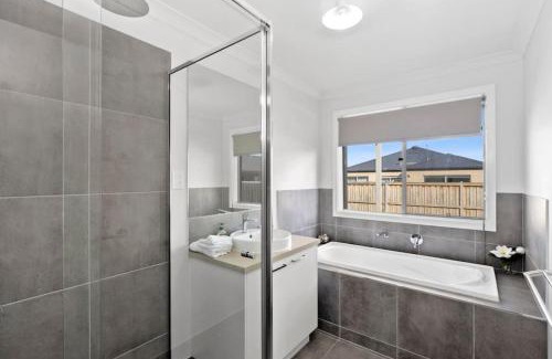 Armstrong Creek Casa | OSCAR A Tranquil Armstrong Creek Home NETFLIX