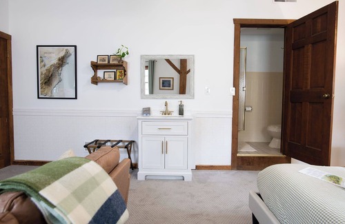 Raphine Cabina | Osceola Mill is a B&B inn located in the Shenandoah Valley 20 minutes from Lexington and Staunton.