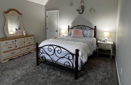Piney Green Casa | Osprey Getaway 3500sqft open floor plan , close to base, beaches, restaurants