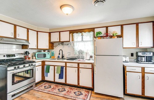 Oswego Apartamento | Oswego Apartment, Walk to Lake Ontario & Parks!