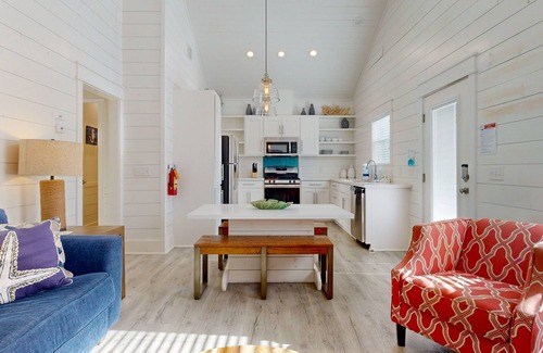 Port Aransas Cabaña | OTC #4 Sleeps 8, Pet Friendly, Golf Cart, Shared Pool