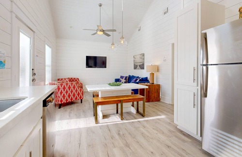 Port Aransas Cabaña | OTC #4 Sleeps 8, Pet Friendly, Golf Cart, Shared Pool