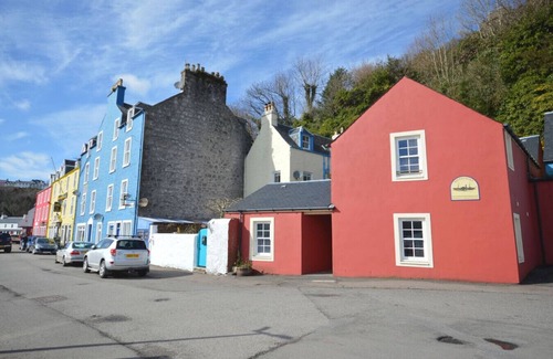 Tobermory Apartamento | Otter Apartment located on Tobermory High Street