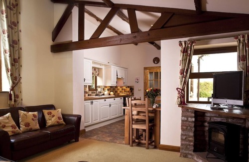 Woodmansey Cabaña | Otter Cottage Sleeps 4 (2 Bedrooms)