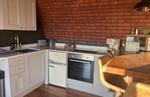 Rhayader Cabaña | Otters View - Underground Hobbit Home Sleeping 6 guests, Pet Friendly