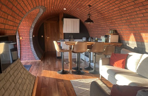 Rhayader Cabaña | Otters View - Underground Hobbit Home Sleeping 6 guests, Pet Friendly
