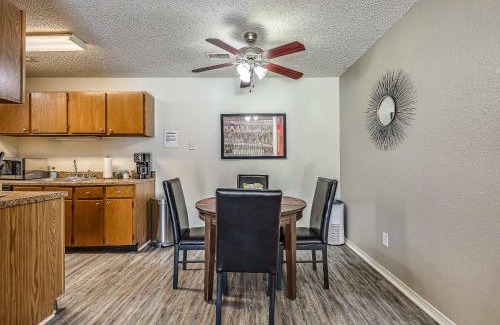 Norman Apartamento | OU Sooner, Pool & Gym, BBQ, Netflix, 100mb Internet, LG Washer & Dryer, Close to OU!