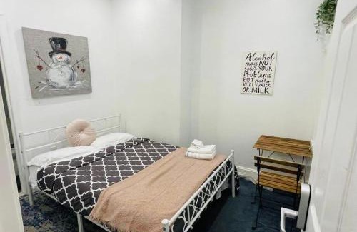 Spruce Hill Apartamento | Oui on Ludlow - Entire House and Private Rooms in University City