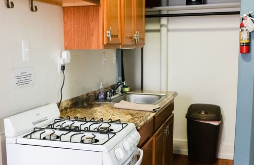 Anchorville Apartamento | ¡Nuestra cabina de popa es limpia y cómoda y viene con resbalón de barco y estacionamiento para remolques!