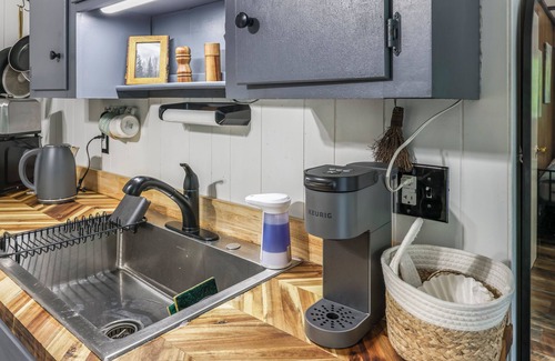 New Market Cabina | "Our Cute Cabin" - AC/heating, Sauna, cold plunge, High speed internet & firepit