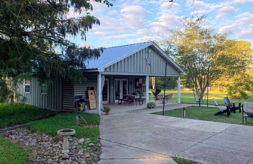 Willis Casa | Our Happy Place Farm - 2 Bedroom Cabin near Lake Conroe