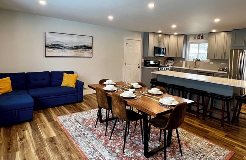 Des Plaines Casa | Our home is a perfect spot for a stay in Chicago area. Your home away from home!