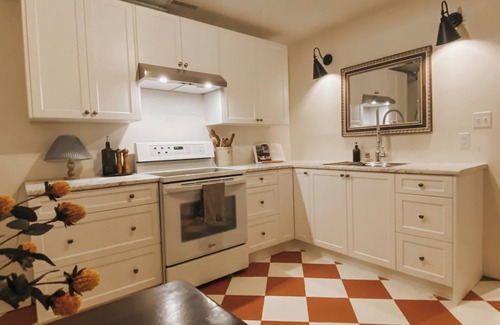 Salmon Arm Apartamento | Our Kin Guest Suite in heart of Salmon Arm.