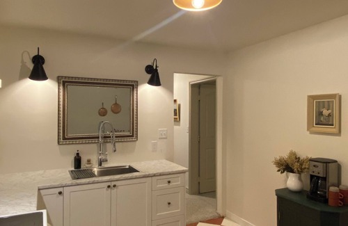 Salmon Arm Apartamento | Our Kin Guest Suite in heart of Salmon Arm.