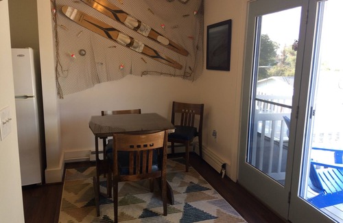 Anchorville Apartamento | Nuestra cabaña en el puerto es limpia y cómoda, y cuenta con estacionamiento para remolques y botes.