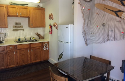 Anchorville Apartamento | Nuestra cabaña en el puerto es limpia y cómoda, y cuenta con estacionamiento para remolques y botes.