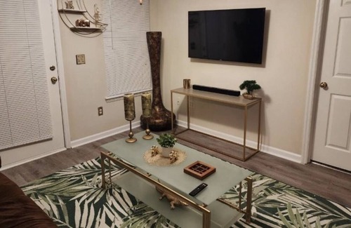 Fairburn Apartamento | Our Royal Retreat is peacefully nestled with pool, car wash, 15 min 2 airport