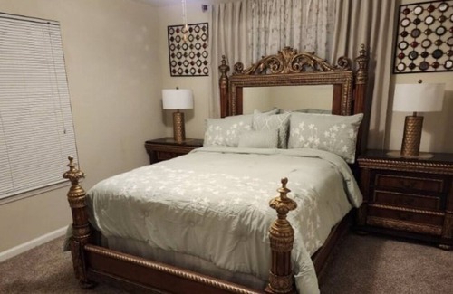 Fairburn Apartamento | Our Royal Retreat is peacefully nestled with pool, car wash, 15 min 2 airport