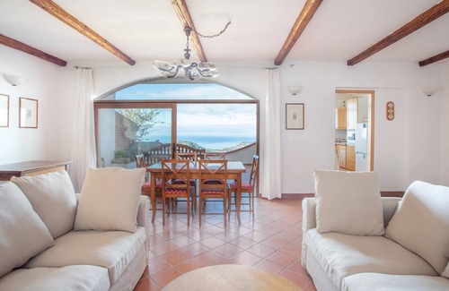 Magomadas Casa | Nuestra casa con vista al mar ofrece espacio en 400 metros cuadrados para 2-10 personas