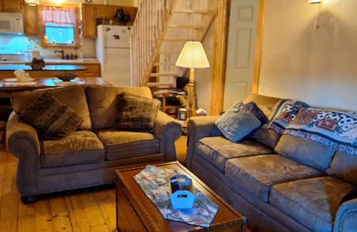 Tallassee Cabina | Our Side of Heaven Cabin- Ride the Dragon, w/Hot Tub, Private Lake and Pond