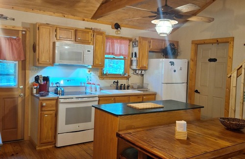 Tallassee Cabina | Our Side of Heaven Cabin- Ride the Dragon, w/Hot Tub, Private Lake and Pond