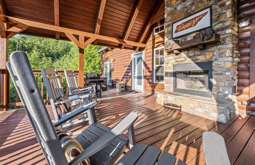 Gatlinburg - Pigeon Forge Cabina | Outdoor Fireplace, Privacy, Mtn Views, Hot Tub, WiFi, Dog Friendly 🐶