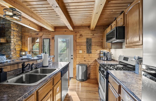 Gatlinburg - Pigeon Forge Cabina | Outdoor Fireplace, Privacy, Mtn Views, Hot Tub, WiFi, Dog Friendly 🐶