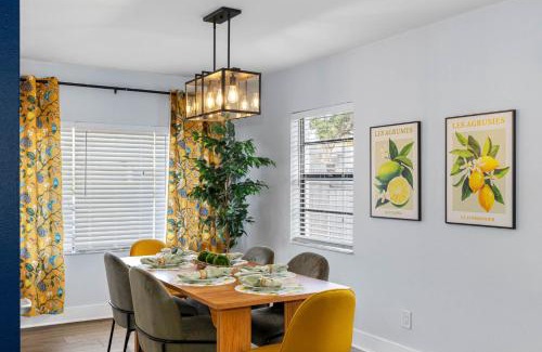 North Hyde Park Casa | Outdoor Games, Firepit, King bed, BBQ Grill, Close to Downtown and attractions