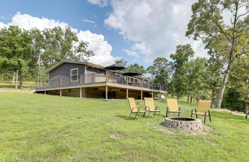 Golden Casa | Outdoor Kitchen and Hot Tub Table Rock Lake House