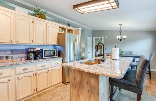 Golden Casa | Outdoor Kitchen and Hot Tub Table Rock Lake House