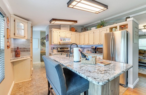 Golden Casa | Outdoor Kitchen + Hot Tub: Table Rock Lake House