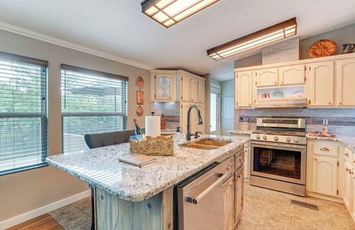 Golden Casa | Outdoor Kitchen + Hot Tub: Table Rock Lake House