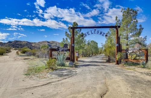 Morongo Valley Casa | Outdoor Kitchen Mtn-View Morongo Valley Cabin!