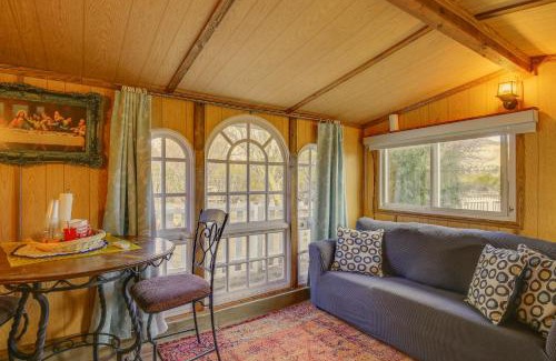 Morongo Valley Casa | Outdoor Kitchen Mtn-View Morongo Valley Cabin!