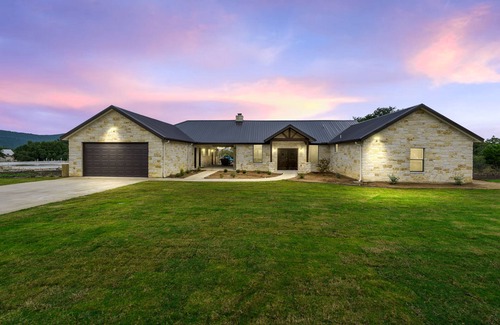 Sabinal Casa | Outdoor kitchen, volleyball, swimming pool & hot tub!