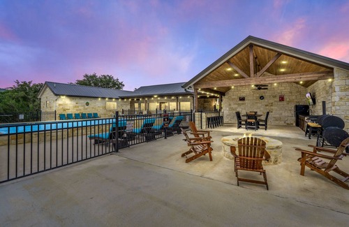 Sabinal Casa | Outdoor kitchen, volleyball, swimming pool & hot tub!