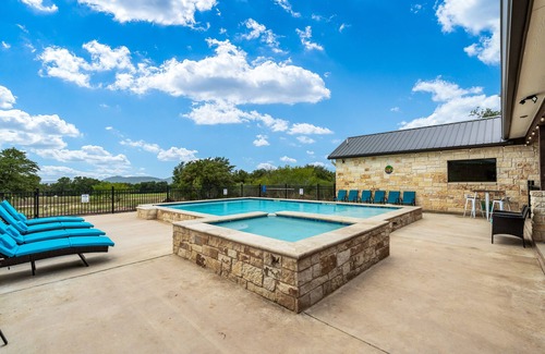 Sabinal Casa | Outdoor kitchen, volleyball, swimming pool & hot tub!