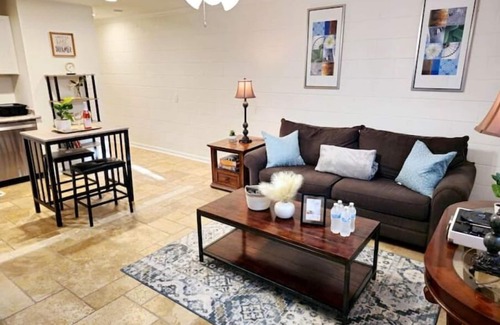 Durham Casa | Outdoor lovers! Our sleek 3 Bed flat is only minutes to the Eno River.