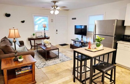 Durham Casa | Outdoor lovers! Our sleek 3 Bed flat is only minutes to the Eno River.