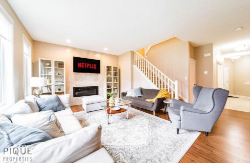 West Edmonton Apartamento | Outdoor Oasis-Hottub-BBQ-Firetable-AC-KingBd-85in TV