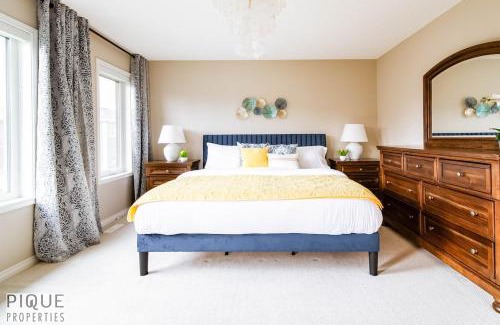 West Edmonton Apartamento | Outdoor Oasis-Hottub-BBQ-Firetable-AC-KingBd-85in TV
