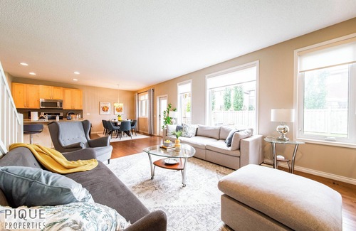 West Edmonton Casa | Outdoor Oasis-Hottub-BBQ-Firetable-AC-KingBd-85"TV