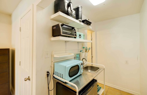 Riverside Terrace Apartamento | Outdoor Oasis + Pool: Cozy Houston Studio!