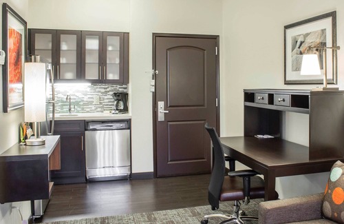 Jacksonville Condominio | Piscina al aire libre. Desayuno gratis. Gimnasio. Cerca de Camp Gelger y Camp Johnson.