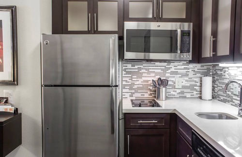 Jacksonville Condominio | Piscina al aire libre. Desayuno gratis. Gimnasio. Cerca de Camp Gelger y Camp Johnson.